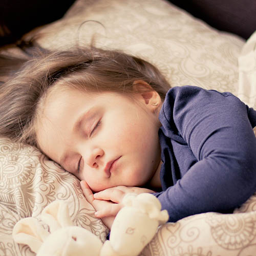  une maman avec son bébé pharmacie Saint Julien